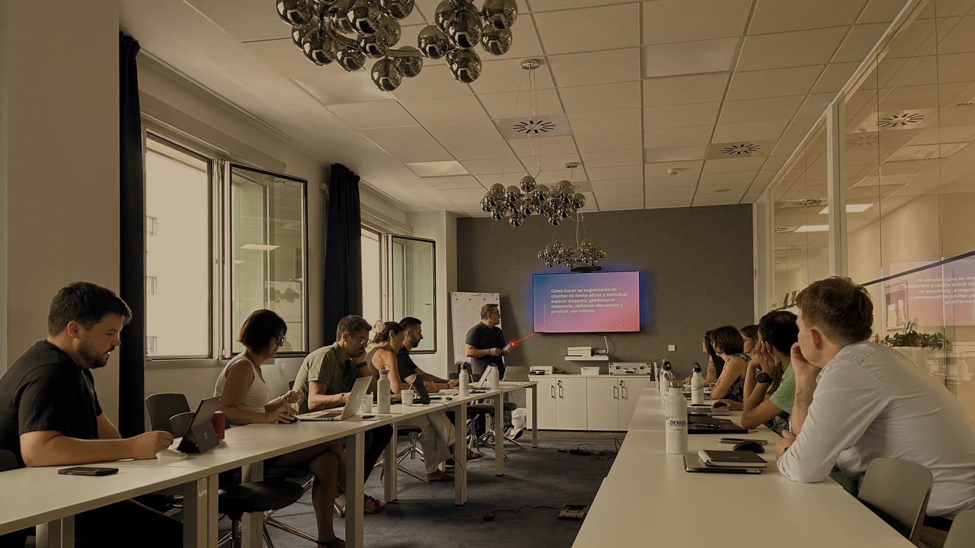 Uso de puntero láser inalámbrico para presentaciones efectivas y profesionales.